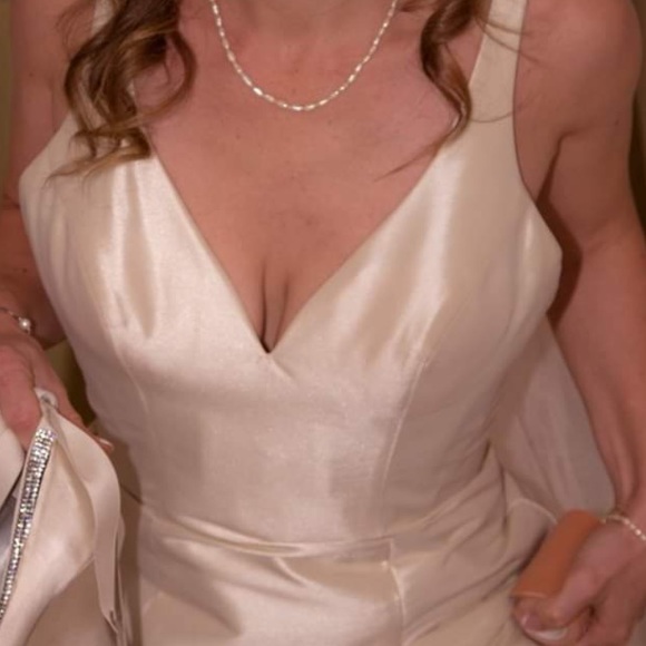 Allure Bridal Ivory Size 2 Wedding Gown - Picture 8 of 14